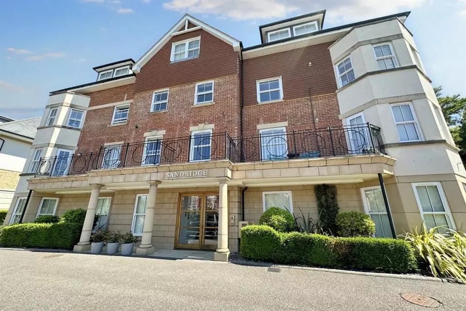 2 bedroom flat for sale West Cliff